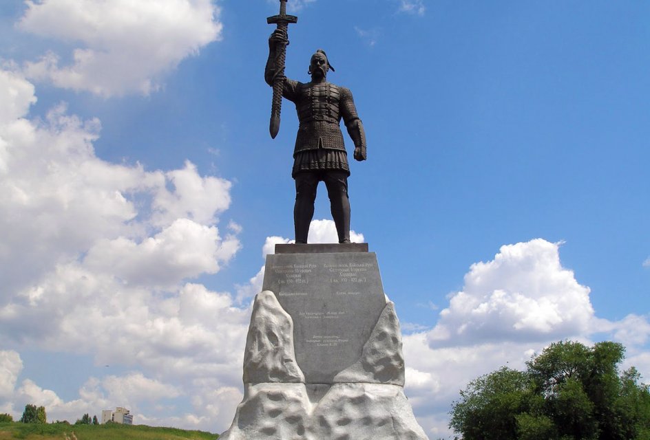 monument-to-svyatoslav-igorevich